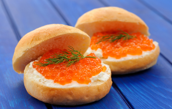 Булочки с красной икрой и сыром 