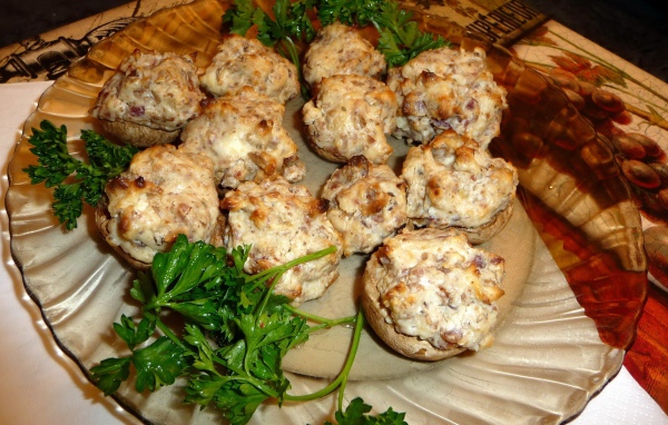 Шампиньоны фаршированные мясом с зеленью петрушки