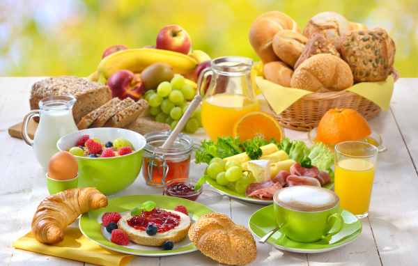 Вкусный сытный завтрак на столе