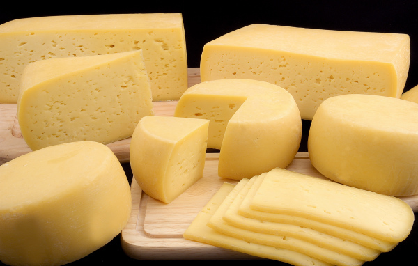 Свежие твердые сыры крупным планом