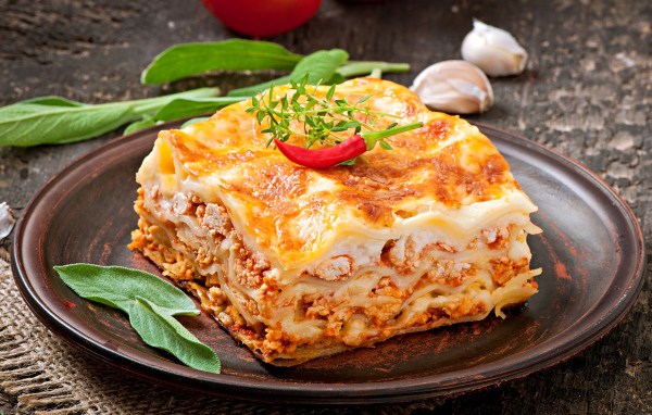 Свежая лазанья с красным перцем на тарелке 