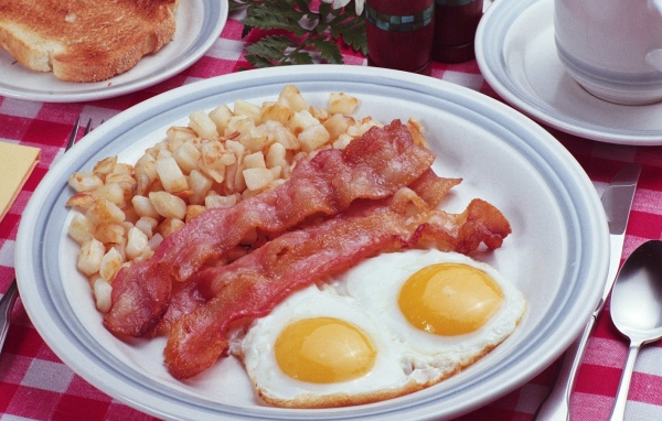 Яичница глазунья с беконом на завтрак