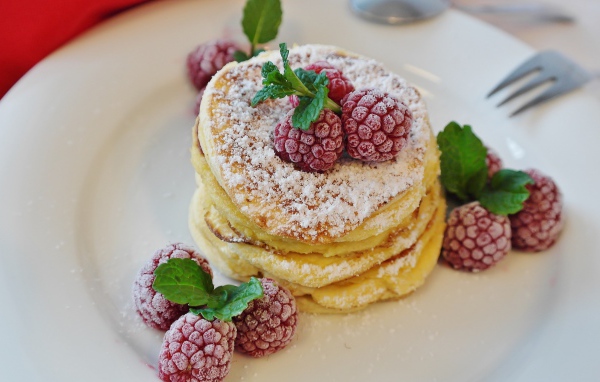 Оладьи с малиной на завтрак 