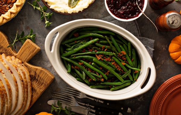 Зеленая спаржа на столе с мясом и соусом