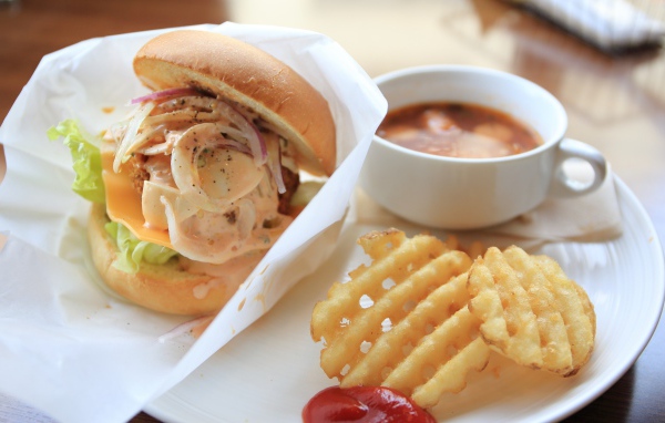 Гамбургер картошка фри и чашка кофе на завтрак