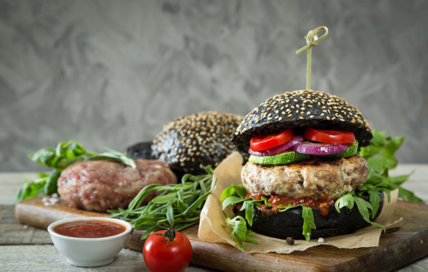 Гамбургер с котлетой и овощами 
