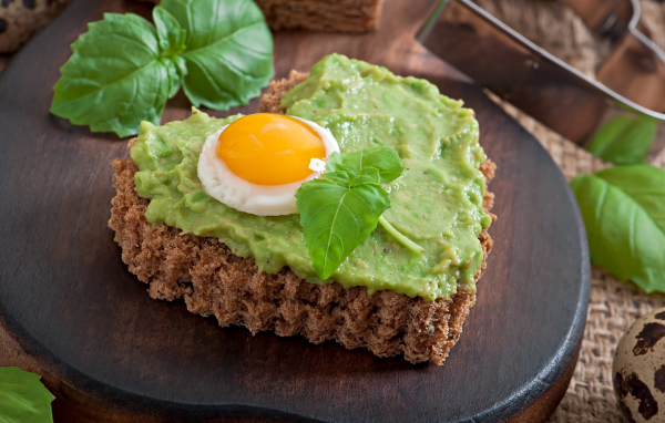 Сердце из хлеба с зеленым соусом и глазуньей