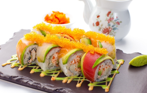 Японские роллы с икрой и авокадо 