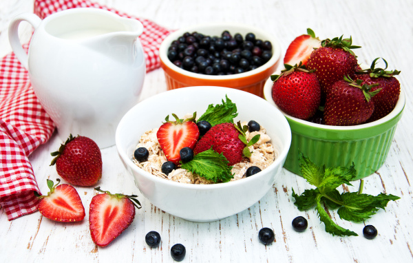 Овсяные хлопья и свежая клубника на завтрак 