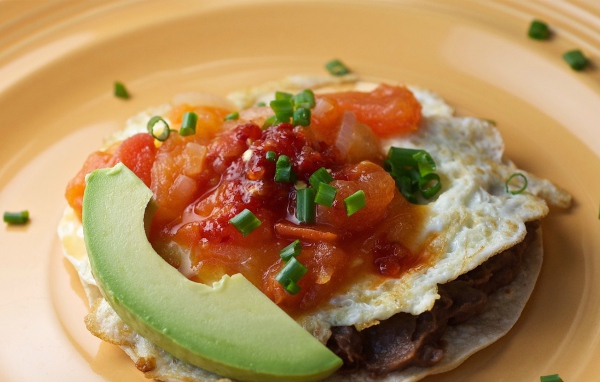 Омлет с соусом, кусочком авокадо на завтрак