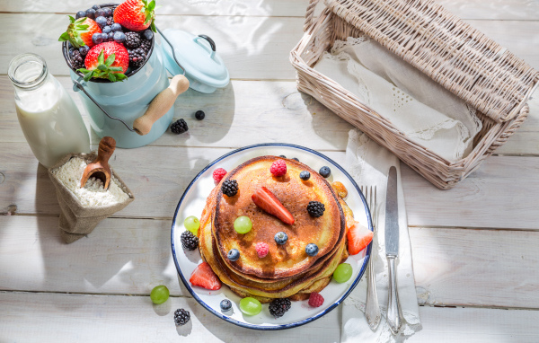 Оладьи с ягодами и молочными продуктами на завтрак 