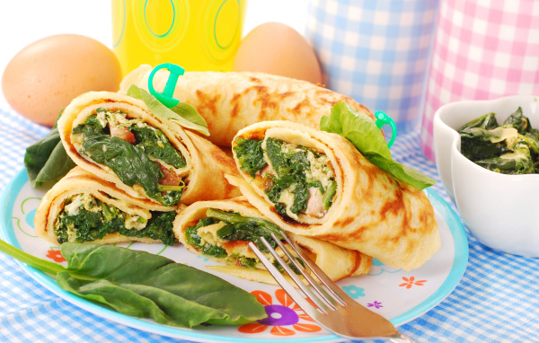 Блины с овощной начинкой на  тарелке 