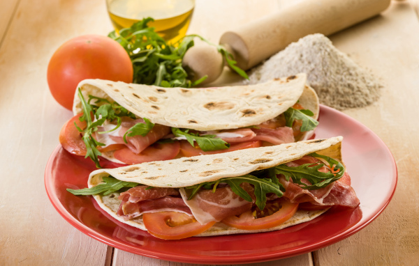 Бутерброд в лаваше с помидорами и беконом