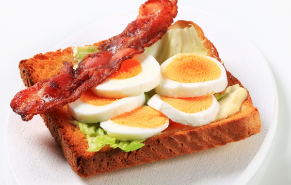 Бутерброд  с жареным беконом и вареными яйцами