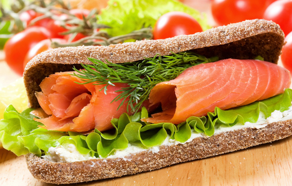 Сэндвич с зеленью и красной рыбой 