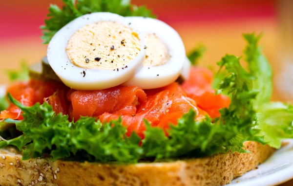 Бутерброд с красной рыбой и вареными яйцами