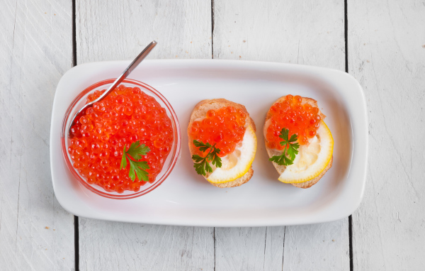 Бутерброды с красной икрой и лимонами