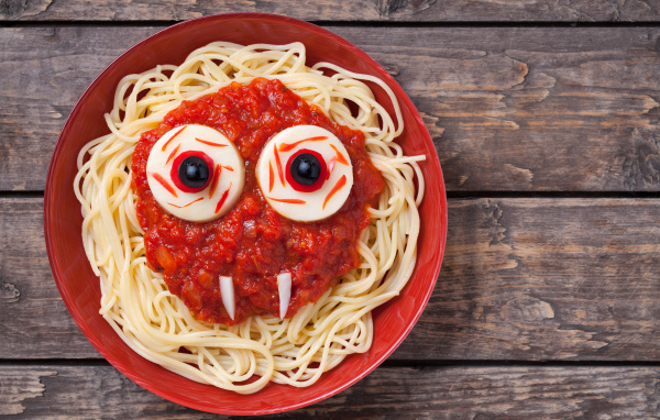 Спагетти с соусом на красной тарелкой блюдо на Хэллоуин