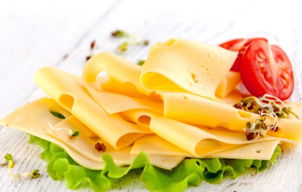 Тонко нарезанный сыр с помидорами