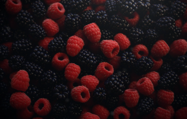 Аппетитная свежая малина и ежевика 