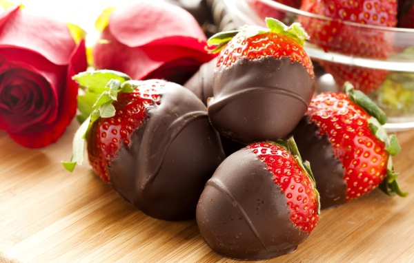 Аппетитная спелая клубника в шоколаде 