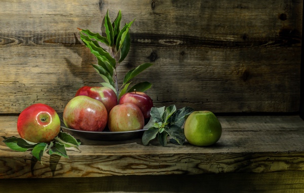 Красивые красные яблоки на деревянной лавке