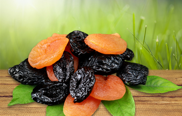 Сухофрукты чернослив и курага крупным планом