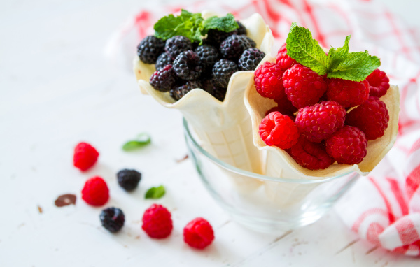 Свежие ягоды малины и ежевики в вафельных стаканчиках