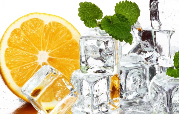 Апельсин с кубиками льда и листьями мяты