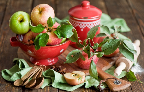 Красные яблоки на столе 