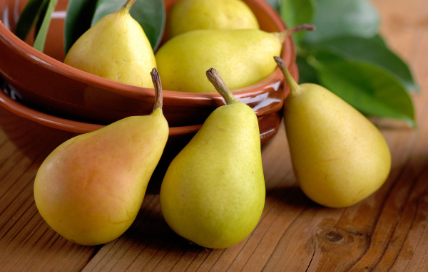 Спелые сочные желтые груши на столе 