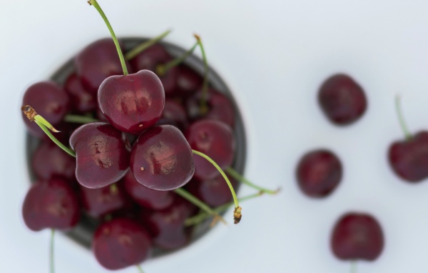 Спелые красные черешни лежат на столе