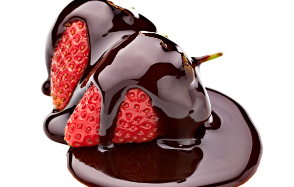 Клубника в черном шоколаде на белом фоне