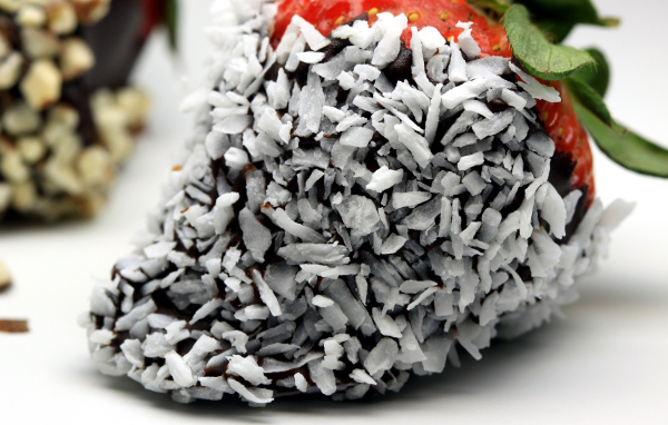 Клубника в шоколаде и кокосовой стружке