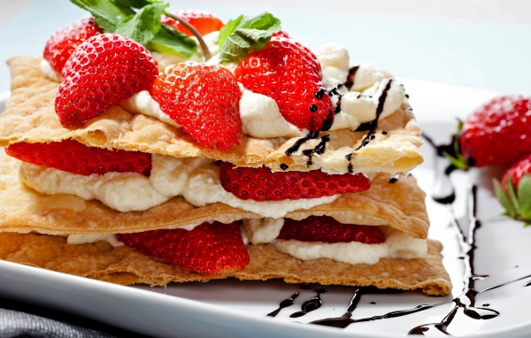 Выпечка с творожным кремом и свежими ягодами клубники