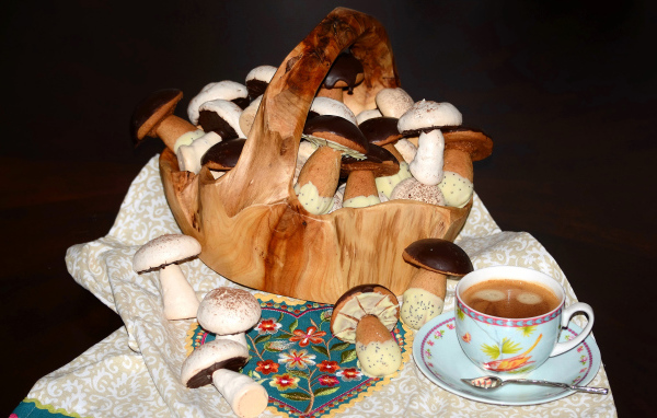 Печенье грибы в корзине с кофе на столе