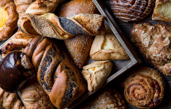 Свежая аппетитная сладкая выпечка с маком