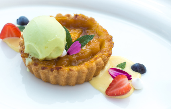 Сладкая выпечка с мороженым и джемом