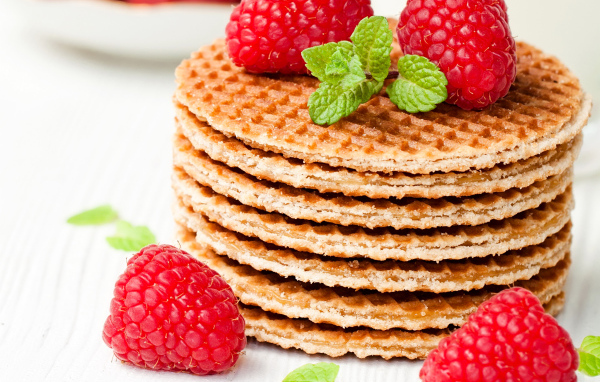 Сладкие вафли со свежей малиной