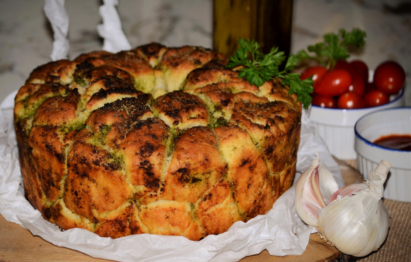 Несладкий пирог с зеленью и чесноком