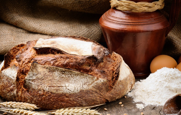 Пшеничный свежий хлеб с мукой и яйцами