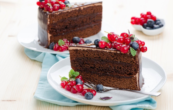 Праздничный шоколадный торт с красной смородиной и черникой