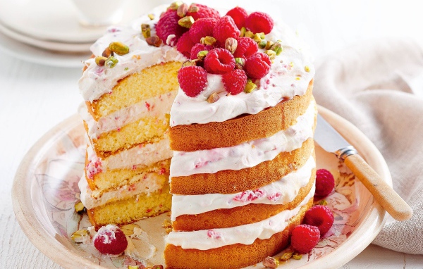 Большой торт со свежей малиной и фисташками