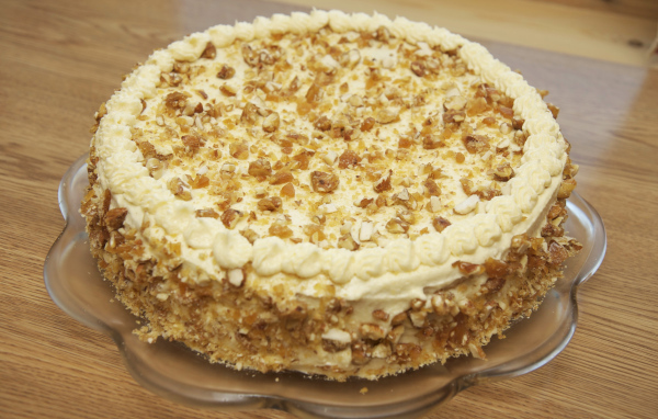 Большой торт с орехами на стеклянном блюде  