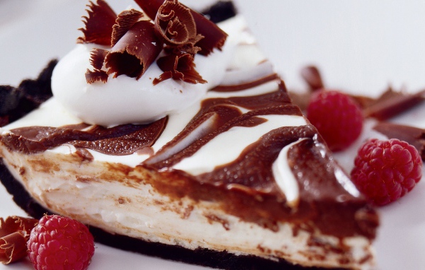 Кусок торта с шоколадом и свежей малиной