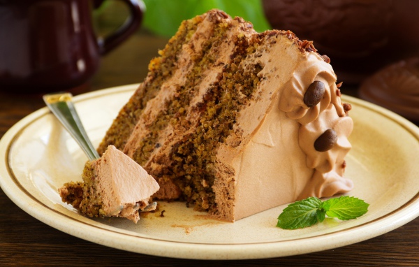 Кусок торта с орехами на тарелке