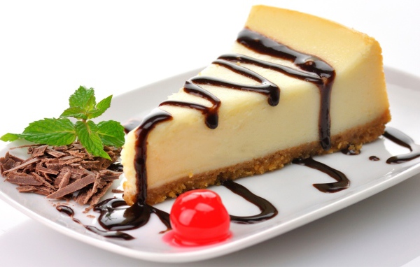 Кусочек аппетитного чизкейка с шоколадом 