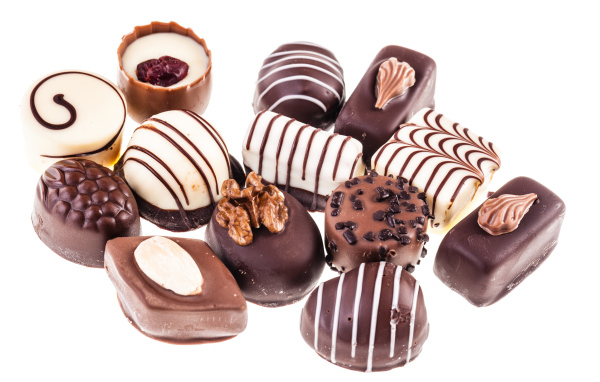 Аппетитные конфеты ассорти на белом фоне