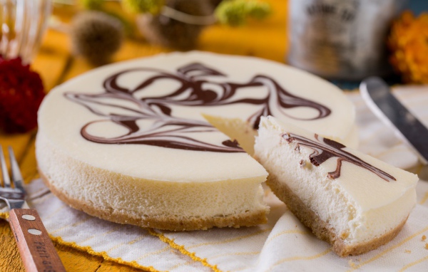 Аппетитный торт с шоколадным рисунком стоит на столе