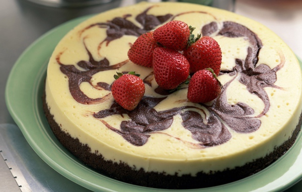 Аппетитный торт со свежими ягодами клубники